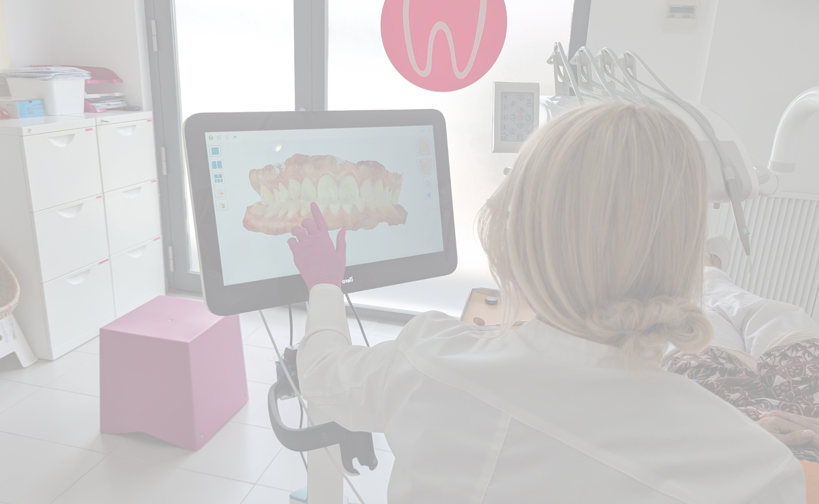 Doctora Marina Osorio analizando la imagen 3d de una boca en la pantalla