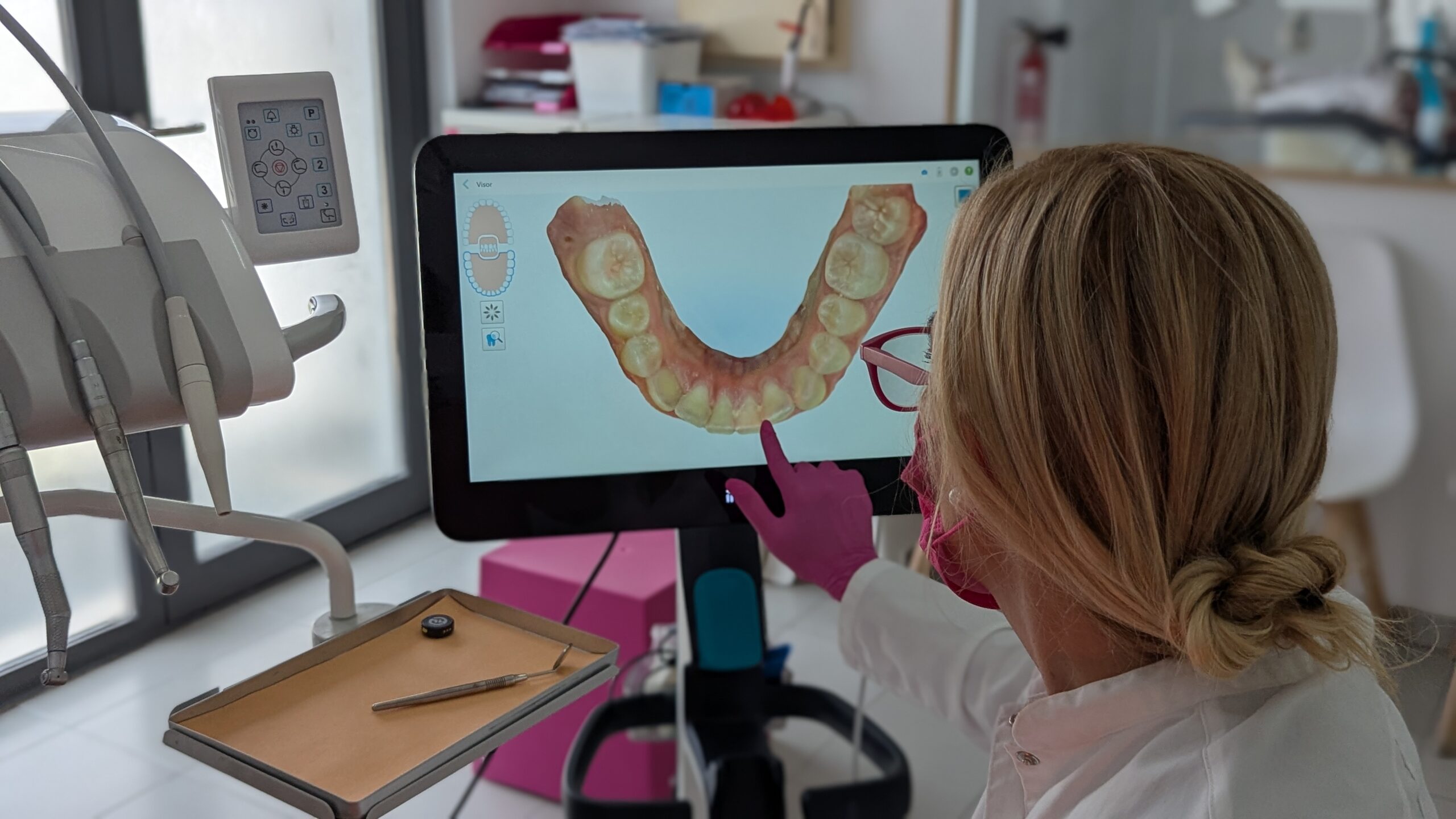 Dra. Osorio analizando imágenes