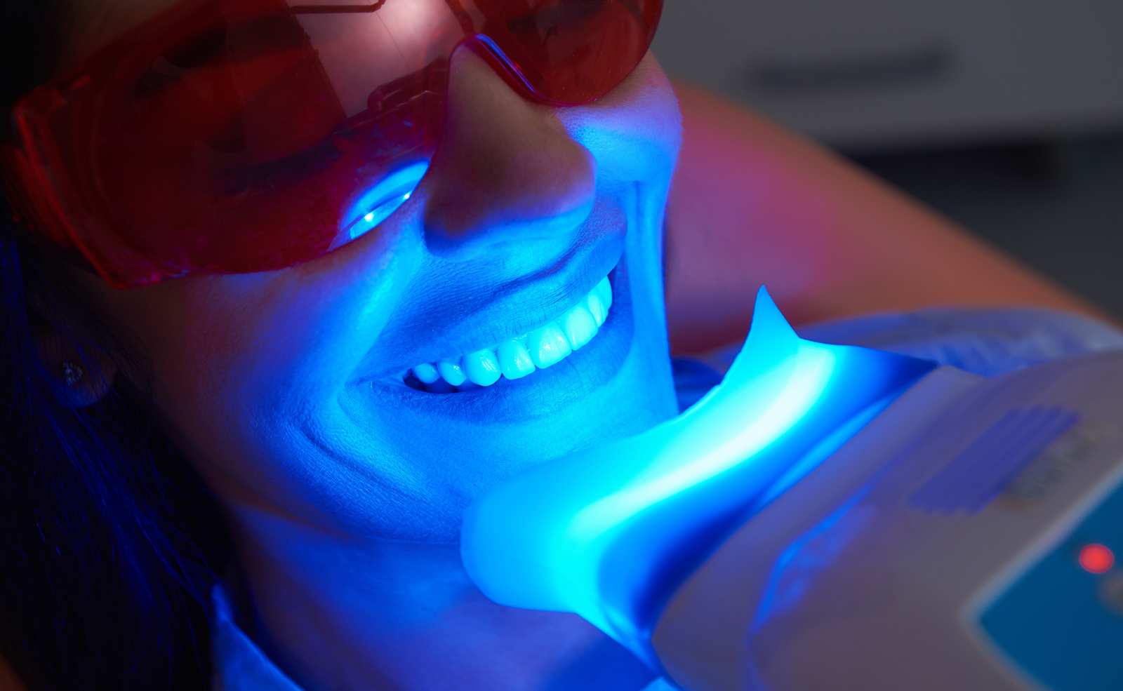 Paciente sometiéndose a un blanqueamiento dental mediante luz ultravioleta