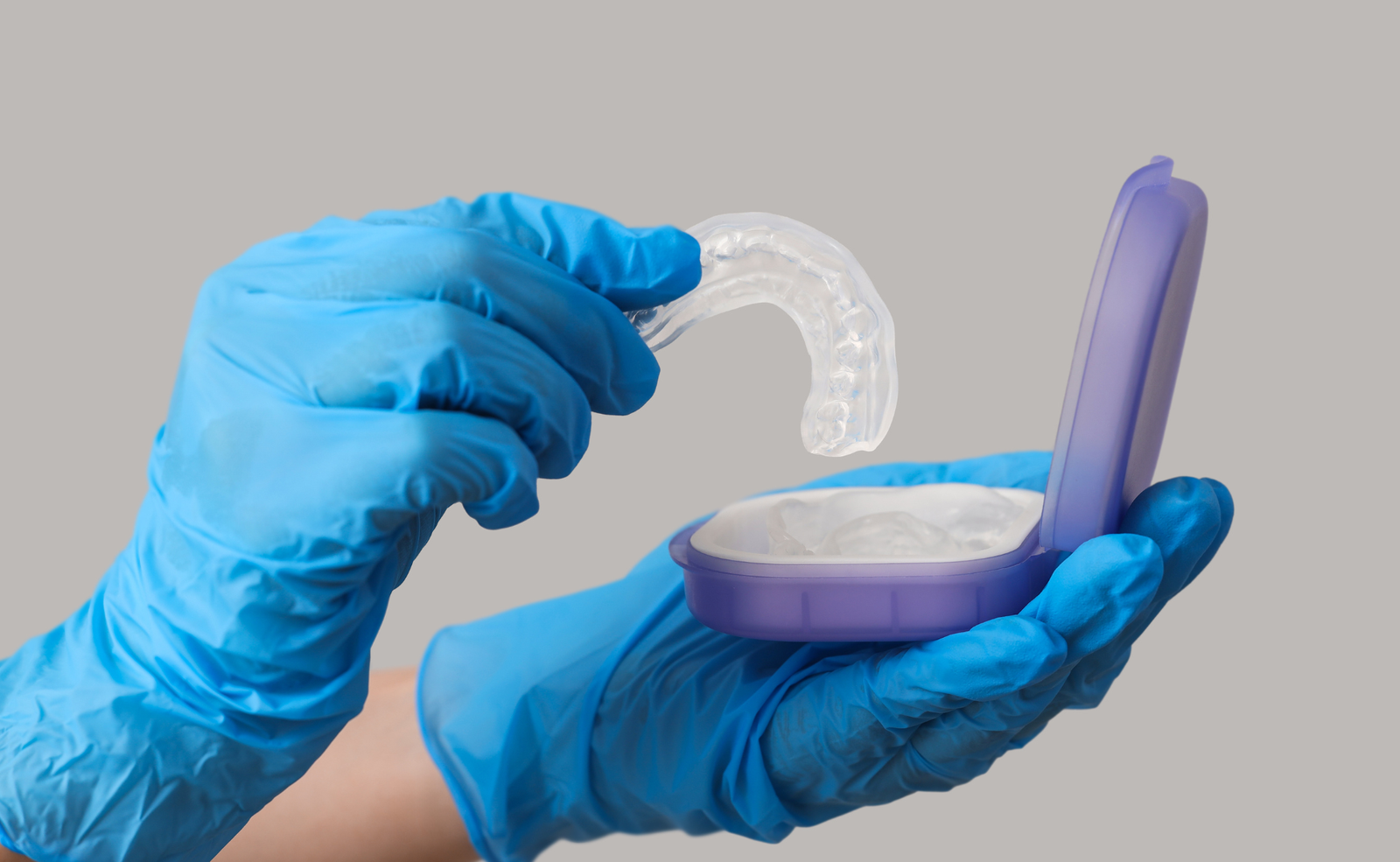 Manos de personal sanitario mostrando una férula con su estuche para guardarla