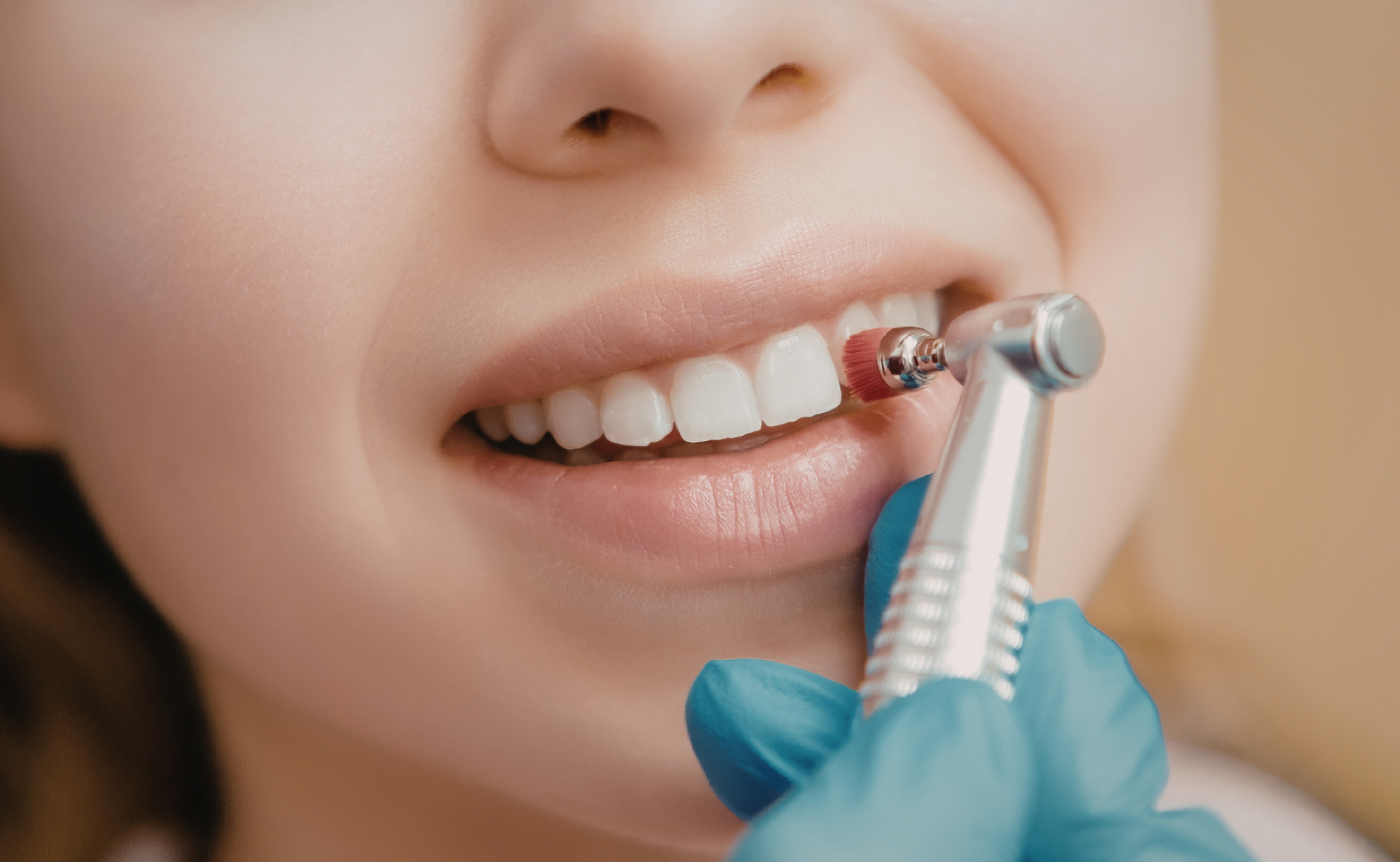 Niña a la que se le está pasando el pulidor