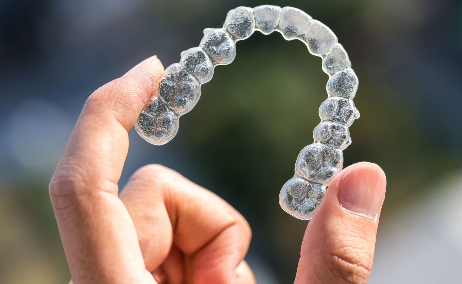 Mano sosteniendo un Invisalign