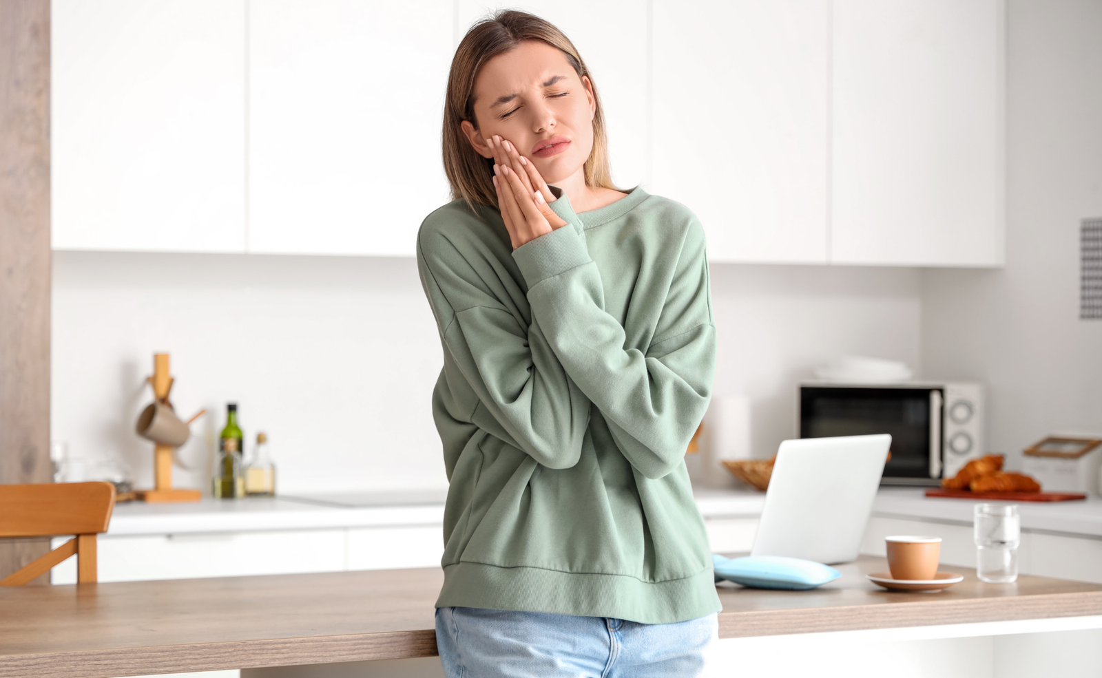 Mujer joven experimentando dolor mandibular a causa de la ATM